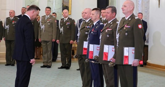 ​Prezydent Andrzej Duda podczas uroczystości w Pałacu Prezydenckim wręczył cztery nominacje na pierwszy stopień generalski w wojsku. Podkreślił, że chciałby, aby "armia była taka, żeby nikomu nie opłacało się podnieść nigdy ręki na Polskę". Zwracał się też do rodzin żołnierzy mówiąc, że to one niosą ciężar ich służby. "Wstąpienie do wojska oznacza także ryzyko utraty życia" - zaznaczył prezydent.