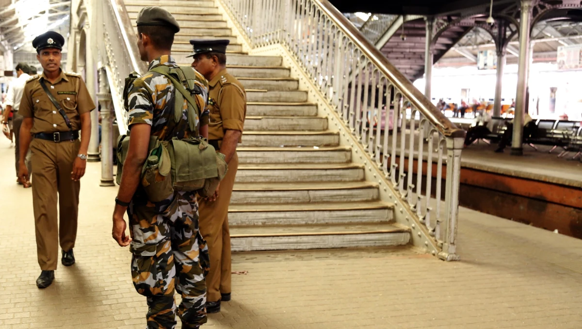 ​Kościół katolicki na Sri Lance zrezygnował z wcześniejszych planów wznowienia już w najbliższą niedzielę odprawiania mszy. Decyzję podjęto ze względu na "konkretne zagrożenie" kolejnymi zamachami w co najmniej dwóch świątyniach.