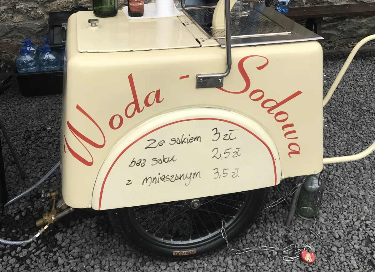 Bar rodem z PRL-u na zamku Czocha w Suchej na Dolnym Śląsku. To jedna z atrakcji trwającego tam od wczoraj Festiwalu Kuchni Historycznej i Regionalnej "Twierdza smaków".