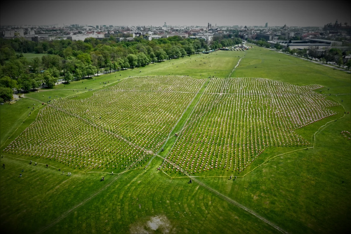 Największa w Europie łąka w centrum miasta, czyli krakowskie Błonia, zamieniła się w Morze Flag. Właśnie dziś 2 maja, w Dniu Flagi ułożyliśmy z Wami gigantyczną mapę Polski utworzoną z 10 tysięcy biało-czerwonych flag. "Czujemy dumę! Takiego obrazu jeszcze nigdy nie widzieliśmy" - takie głosy można było słyszeć dziś na krakowskich Błoniach.