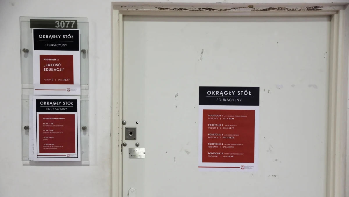 "ZNP konsekwentnie podtrzymuje decyzję, że nie będzie brać udziału w obradach" - powiedział Sławomir Broniarz. Szef ZNP skomentował w ten sposób zamieszczoną dziś przez rzeczniczkę Prawa i Sprawiedliwości Beatę Mazurek na Twitterze informację o tym, że zaproszenie do okrągłego stołu ds. oświaty dla związków zawodowych jest aktualne. 