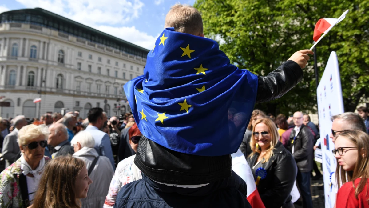 Ochronę flagi i innych symboli Unii Europejskiej zakłada projekt ustawy, który złożyli dziś w Sejmie parlamentarzyści Nowoczesnej. Projekt wprowadza ochronę prawną flagi UE na równi z flagą Polski; jej znieważanie lub niszczenie ma być zagrożone karą grzywny albo więzienia.