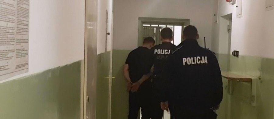 1,5 kg amfetaminy znaleźli policjanci w samochodzie zatrzymanym w Nowym Rybiu koło Limanowej w Małopolsce. Dwie osoby trafiły do aresztu. 