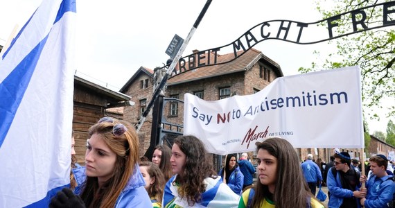 Około 10 tys. uczestników 28. Marszu Żywych, będącego wyrazem pamięci o ofiarach Holokaustu, wyruszyło po południu sprzed bramy obozowej z napisem "Arbeit macht frei" w byłym niemieckim nazistowskim obozie koncentracyjnym Auschwitz I do byłego Auschwitz II-Birkenau. 