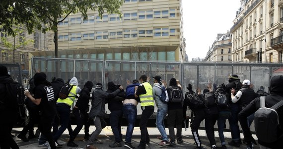 Francuskie media zarzucają rządzącym kłamstwo w sprawie rzekomego wtargnięcia uczestników pierwszomajowej demonstracji "żółtych kamizelek" i anarchistów na teren wielkiego paryskiego szpitala Pitie-Salpetriere. Francuski rząd, policjanci i dyrekcja szpitala oskarżają protestujących o zrabowanie drogiego sprzętu medycznego, ale pielęgniarki i lekarze nie potwierdzają tej wersji wydarzeń. Wszczęto śledztwo w tej sprawie.