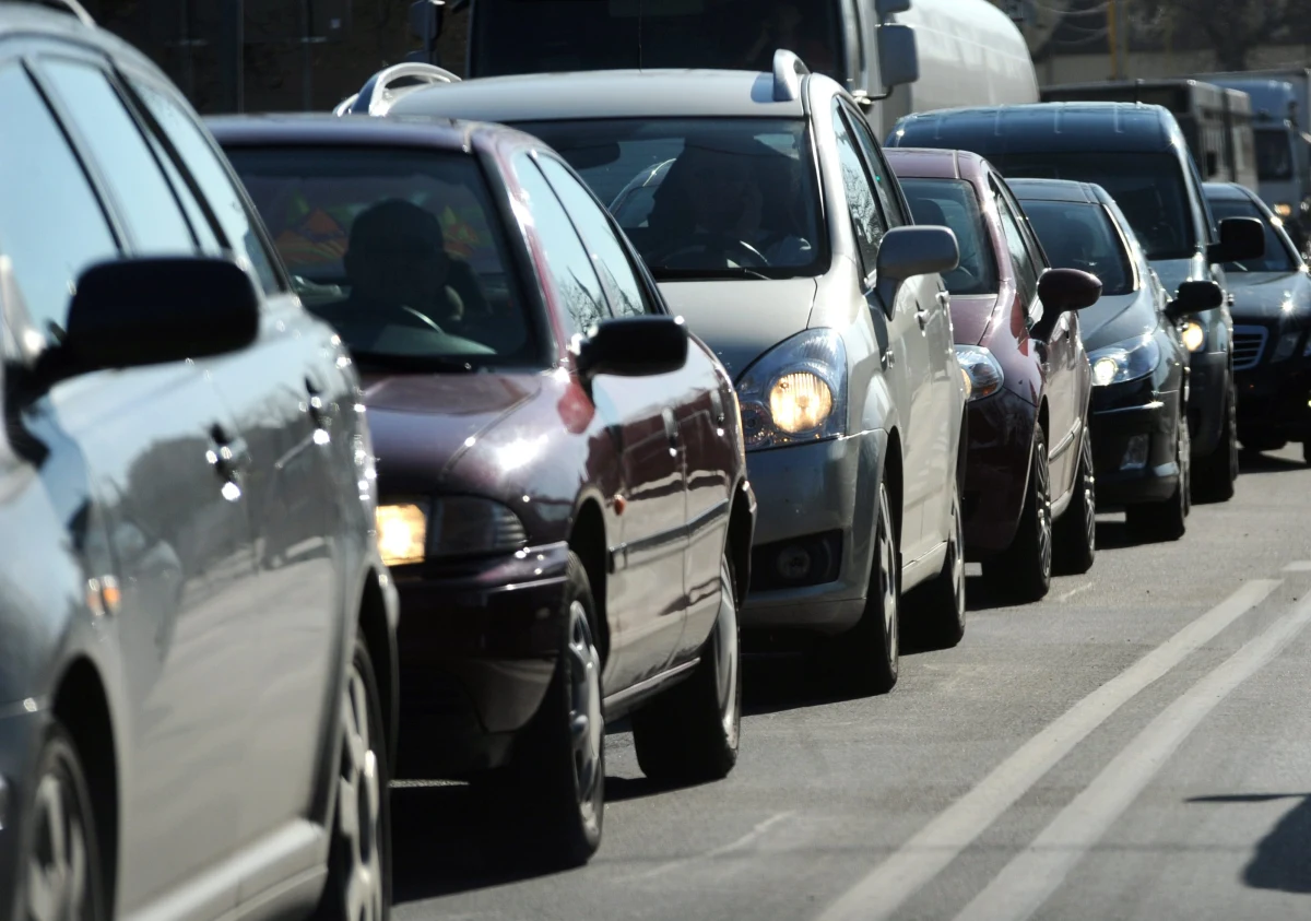 Około 8 km ma samochodowy korek na drodze 216 na jej nitce prowadzącej z głębi Półwyspu Helskiego do jego nasady. Mniejsze zatory utrzymują się także na innych odcinkach tej drogi. Zniknął natomiast korek na S6 spowodowany wypadkiem w Rumii.