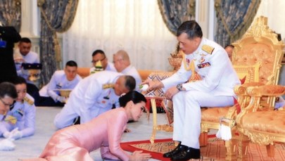 Królewski ślub w Tajlandii. Panna młoda klęczała przy butach władcy