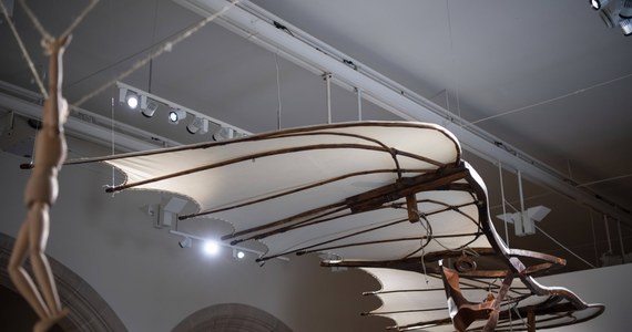 Maszyny latające według projektu Leonarda da Vinci można oglądać do stycznia przyszłego roku na rzymskim lotnisku Fiumicino, które nosi imię artysty i wynalazcy. Niecodzienną wystawę w dwóch terminalach zorganizowano z okazji 500. rocznicy jego śmierci.