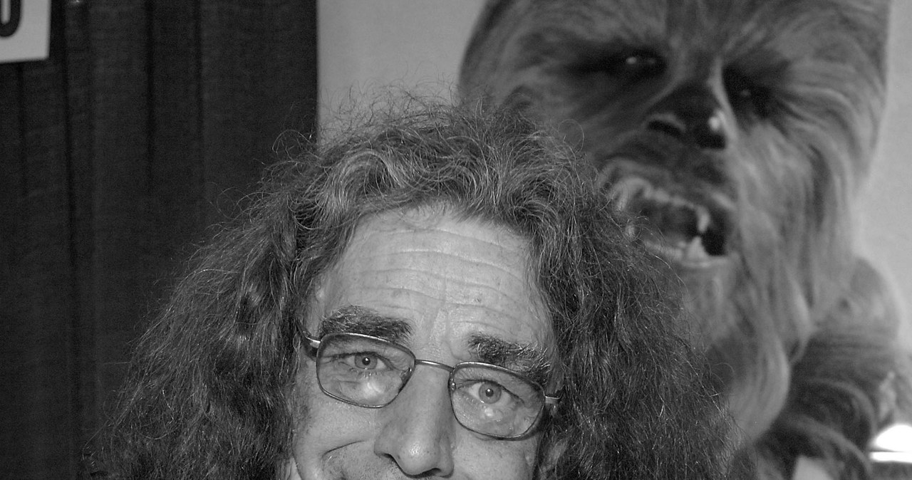 W wieku 74 lat zmarł Peter Mayhew, aktor znany na całym świecie z roli Chewbacki, włochatego kompana Hana Solo w filmach z serii "Gwiezdne wojny". O jego śmierci poinformowała rodzina na mediach społecznościowych.