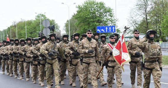 W Warszawie odbędzie się defilada pod hasłem "Silni w sojuszach" z udziałem ponad 2 tys. żołnierzy Wojska Polskiego i z państw sojuszniczych oraz funkcjonariuszy służb podległych MON i MSWiA. W defiladzie przejedzie ponad 200 pojazdów, a w powietrzu zaprezentuje się ok. 80 samolotów.