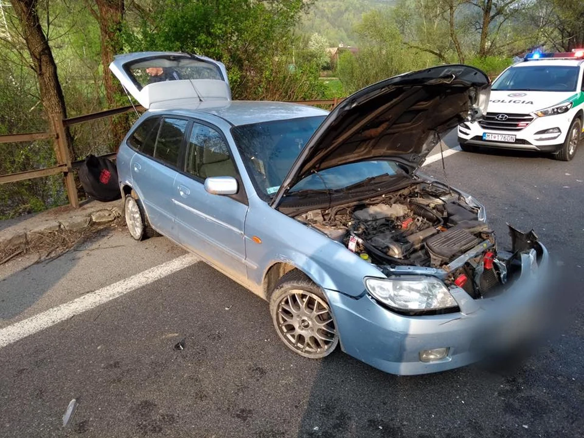 20-letni kierowca z Polski zbiegł z miejsca wypadku, do którego doszło wczoraj po południu na Orawie. Słowacką policję zaalarmowali świadkowie. Funkcjonariusze ruszyli w pościg za mazdą. Kiedy kierowca nie reagował na sygnały, oddali strzały ostrzegawcze. 