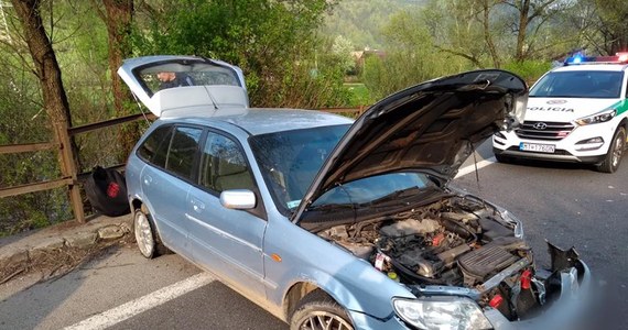 20-letni kierowca z Polski zbiegł z miejsca wypadku, do którego doszło wczoraj po południu na Orawie. Słowacką policję zaalarmowali świadkowie. Funkcjonariusze ruszyli w pościg za mazdą. Kiedy kierowca nie reagował na sygnały, oddali strzały ostrzegawcze. 