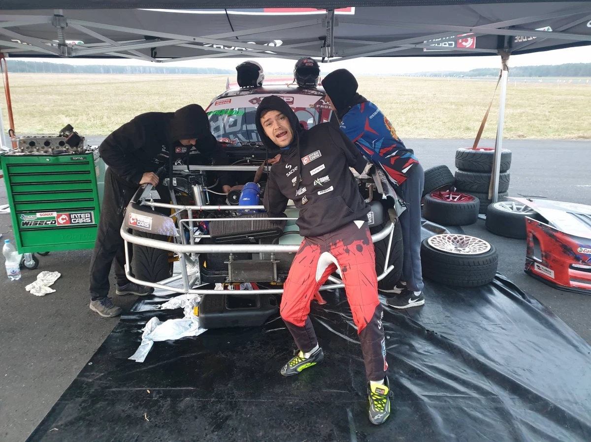 Gdy miał 19 lat, w wypadku stracił obie ręce. Nie powstrzymało go to od spełnienia marzeń. Bartosz Ostałowski został profesjonalnym kierowcą wyścigowym. Specjalizuje się w drifcie. Swoje auto prowadzi stopą. Opowiedział o swojej pasji naszej dziennikarce Marlenie Chudzio. 