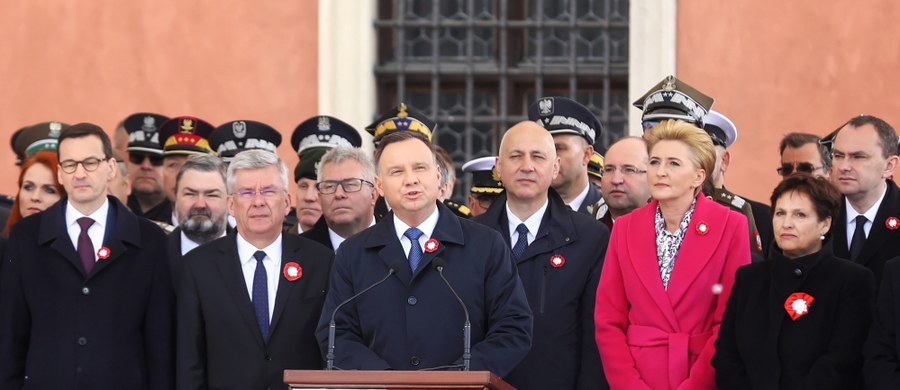 My, Polacy jesteśmy narodem, który nie tylko tworzył własną historię, ale który wpłynął także na dzieje Europy, świata i ukształtował w jakimś sensie ten świat - mówił prezydent Andrzej Duda podczas obchodów Święta Konstytucji 3 maja na Placu Zamkowym w Warszawie.