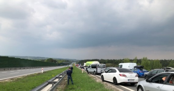 Autostrada A4 została zablokowana na odcinku z Krakowa do Katowic. Między Rudnem a Chrzanowem zderzyły się 2 samochody. Jedna osoba została ranna. Karetka zabrała ją do szpitala. 