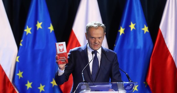 Nie może być tak, że władza raz do roku obchodzi święto konstytucji, a na co dzień konstytucję obchodzi - mówił Donald Tusk, podczas swojego wykładu w Uniwersytecie Warszawskim. Deklaracja o potrzebie wpisania obecności w UE do polskiej konstytucji będzie tyle warta, ile będzie równa w determinacji w przestrzeganiu konstytucji - komentował. Wykład historyczny, ale nawiązujący do aktualnej sytuacji w Polsce - tak podsumować można prawie godzinne wystąpienie Donalda Tuska na Uniwersytecie Warszawskim. Szef Rady Europejskiej w Święto Konstytucji 3 maja wygłosił wykład "Nadzieja i odpowiedzialność. O konstytucji, Europie i wolnych wyborach". 