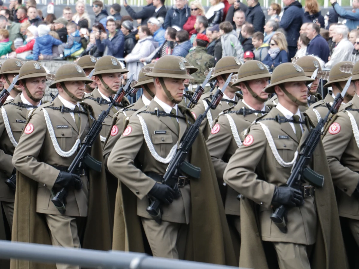 W Warszawie odbyła się defilada wojskowa pod hasłem "Silni w sojuszach". Wzięło w niej udział ponad 2 tys. żołnierzy Wojska Polskiego i z państw sojuszniczych oraz funkcjonariuszy służb podległych MON i MSWiA.
