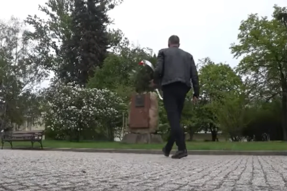 Lider Kukiz’15 Paweł Kukiz wyraził na Facebooku ubolewanie, że w święto Konstytucji 3 maja nie zostały oficjalnie uhonorowane pomniki jej twórców, "a same postaci nie doczekały się należnego im wyróżnienia". Polityk zamieścił nagranie, na którym widać, jak składa kwiaty m.in. pod pomnikiem Hugona Kołłątaja w Warszawie.