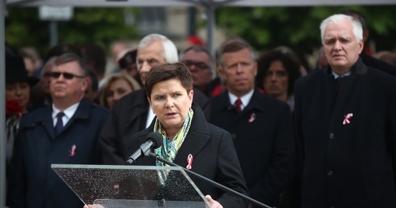 Naszą odpowiedzialnością jest naszej ojczyzny strzec jak źrenicy oka, ale też łagodzić spory, budować wspólnotę i jednoczyć się - mówiła w piątek wicepremier Beata Szydło, która wzięła udział w krakowskich obchodach Święta Narodowego Trzeciego Maja.