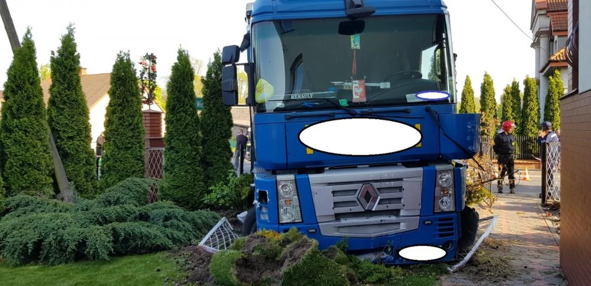 Dzięki przytomności umysłu i błyskawicznej reakcji kierującego tirem nie doszło do tragedii. Dwie rowerzystki wjechały z drogi podporządkowanej wprost pod ciężarówkę. Mężczyzna, aby uniknąć potrącenia, odbił i wjechał w ogrodzenie posesji.