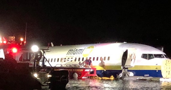 Samolot pasażerski typu Boeing 737 wpadł do rzeki Świętego Jana w Jacksonville. Na pokładzie było 136 pasażerów. 