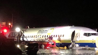 Samolot ze 136 pasażerami na pokładzie wpadł do rzeki 