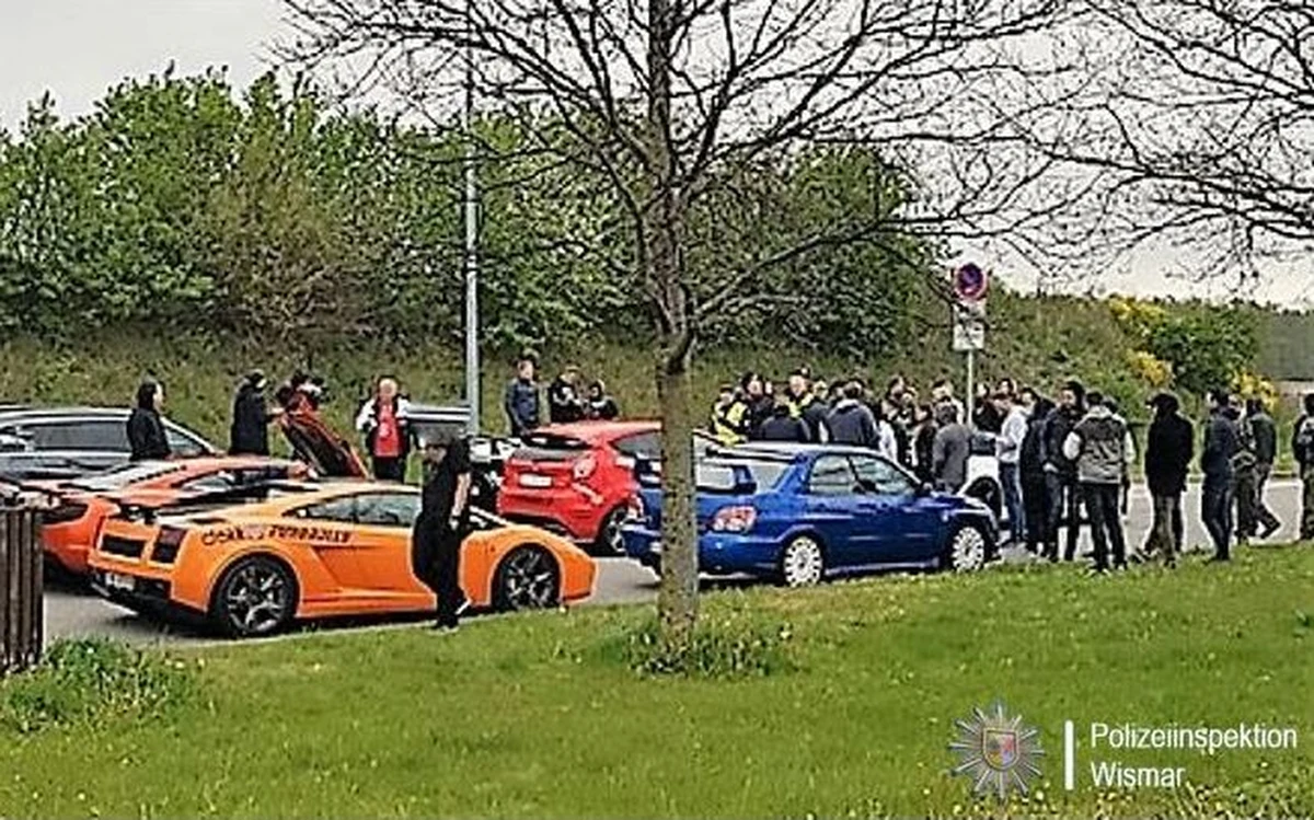 Niemiecka policja zatrzymała 120 kierowców sportowych samochodów biorących udział w Eurorally, rajdzie po Europie, którego trasa wiedzie z Oslo przez Kilonię, Szczecin do Pragi. Auta pędziły 250 km/h autostradą A20. Porsche, lamborghini, ferrari i audi zostały zatrzymane w Wismar.