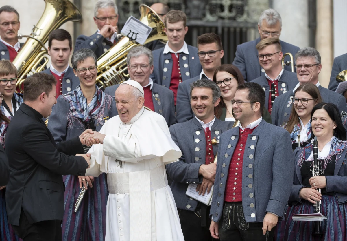 Papież Franciszek wyrusza w trzydniową podróż do Bułgarii i Macedonii Północnej. Podczas 29. zagranicznej pielgrzymki odwiedzi obóz dla uchodźców koło Sofii, a w Skopje odda hołd świętej Matce Teresie z Kalkuty, którą kanonizował trzy lata temu.