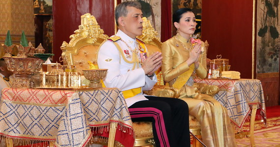W Bangkoku rozpoczęły się trzydniowe uroczystości koronacyjne króla Tajlandii Mahy Vajiralongkorna, określanego również jako Rama X. W sobotę monarcha włożył na głowę liczącą ponad 200 lat złotą koronę i otrzymał od kapłana insygnia królewskie.