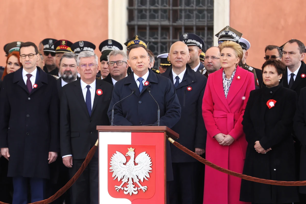 Kolejna konstytucyjna inicjatywa prezydenta pozostanie martwa? Nie ma chętnych do poparcia pomysłu Andrzeja Dudy, by obecność Polski w NATO i Unii Europejskiej wpisać do konstytucji. Taki plan zaproponował prezydent podczas Święta Konstytucji 3 Maja. 