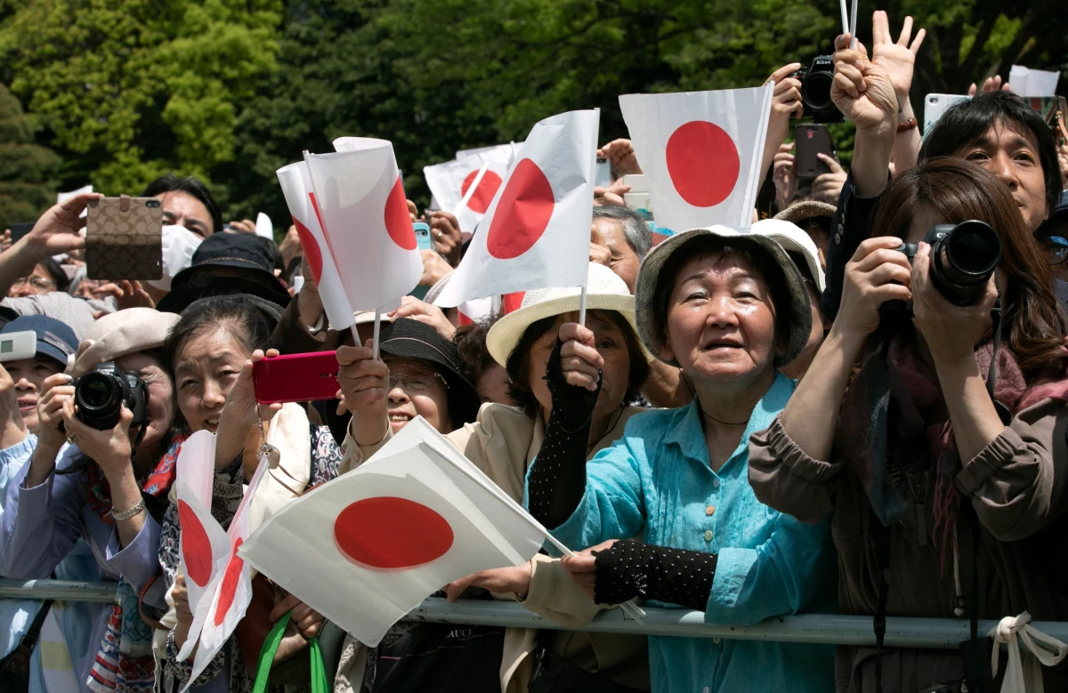 Ponad 140 tys. osób przybyło przed pałac cesarski w Tokio, by wysłuchać pierwszych publicznych wystąpień cesarza Naruhito, który 1 maja wstąpił na tron Japonii po abdykacji swojego ojca Akihito.