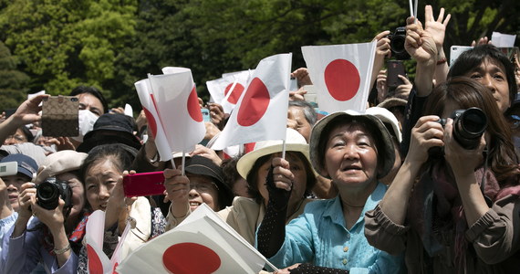 Ponad 140 tys. osób przybyło przed pałac cesarski w Tokio, by wysłuchać pierwszych publicznych wystąpień cesarza Naruhito, który 1 maja wstąpił na tron Japonii po abdykacji swojego ojca Akihito.