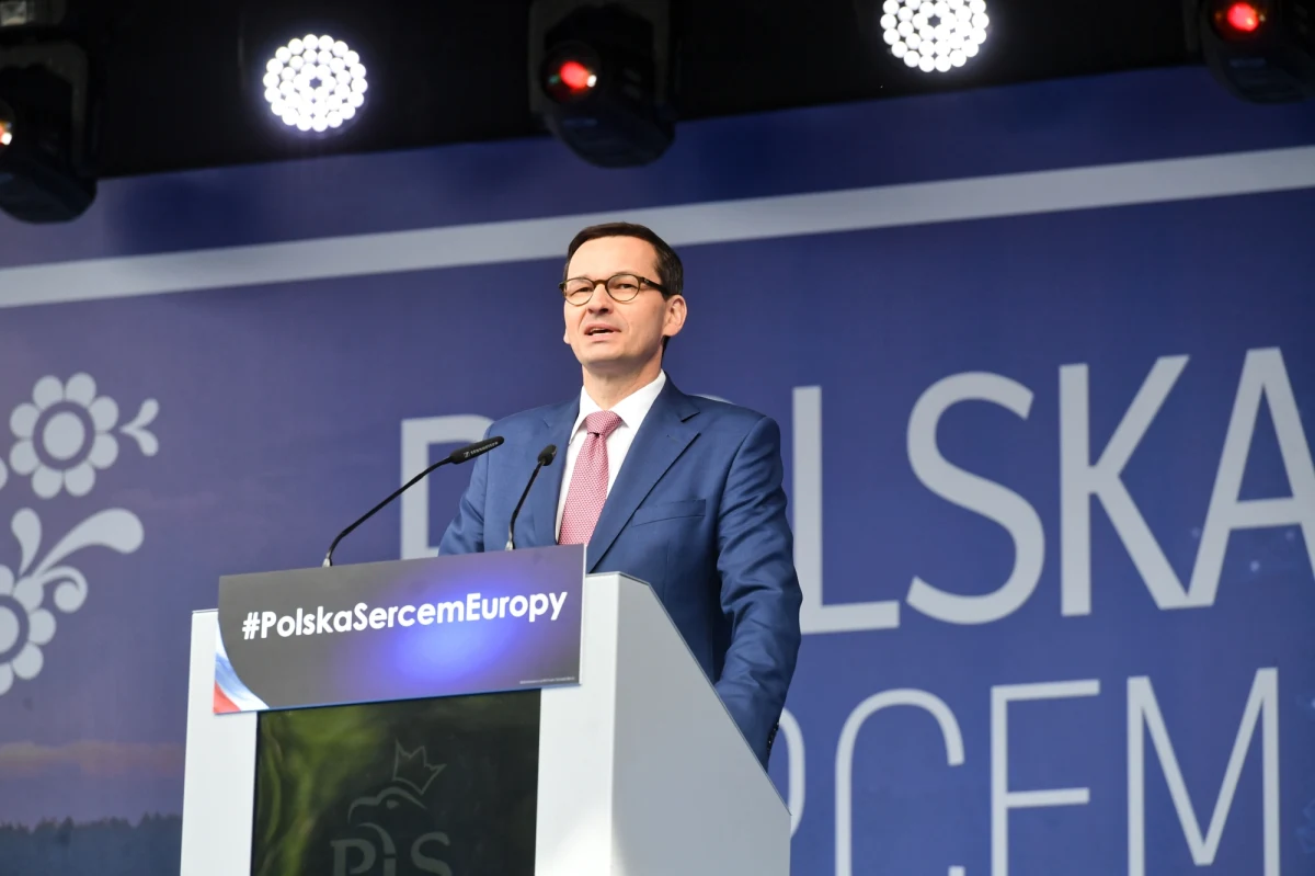 Nie chcemy, żeby Polska stała się skansenem Europy, żeby rozpłynęła się wśród różnych ideologii; dla nas Polska jest świętością i wartością - mówił premier Mateusz Morawiecki w sobotę podczas pikniku PiS w Pułtusku. Odniósł się również do kwestii patriotyzmu, który, jak mówi „nie jest tylko pustym hasłem, słowem - jest wielkim zobowiązaniem do działania na rzecz całego narodu, możliwie wszystkich grup społecznych". W kontekście europeizacji przekonywał, że celem PiS jest europeizacja zarobków Polaków, a nie polskiej kultury.