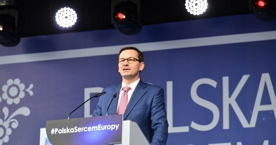 Nie chcemy, żeby Polska stała się skansenem Europy, żeby rozpłynęła się wśród różnych ideologii; dla nas Polska jest świętością i wartością - mówił premier Mateusz Morawiecki w sobotę podczas pikniku PiS w Pułtusku. Odniósł się również do kwestii patriotyzmu, który, jak mówi „nie jest tylko pustym hasłem, słowem - jest wielkim zobowiązaniem do działania na rzecz całego narodu, możliwie wszystkich grup społecznych". W kontekście europeizacji przekonywał, że celem PiS jest europeizacja zarobków Polaków, a nie polskiej kultury.