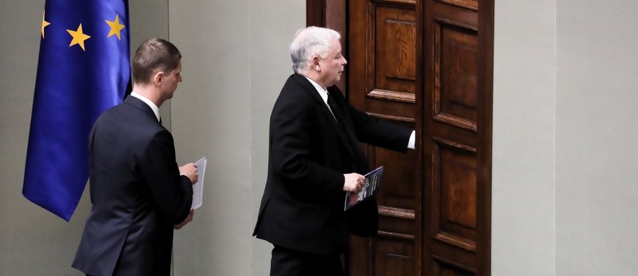 Operacja kolana Jarosława Kaczyńskiego ma odbyć się dopiero pod koniec 2019 r. lub na początku 2020 r. - donosi nieoficjalnie "Super Express". Premier Prawa i Sprawiedliwości rzekomo odwleka ją z powodu wyborów do Parlamentu Europejskiego i Sejmu.