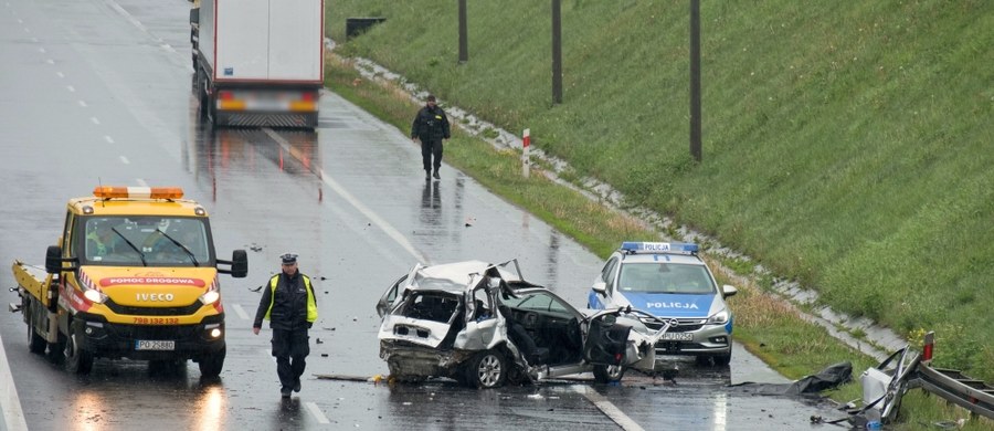 Odblokowana została autostradowa obwodnica Poznania w kierunku Warszawy po wypadku, do którego doszło na 165 km trasy. W wyniku zderzenia auta osobowego z ciężarówką zginęły dwie osoby. 