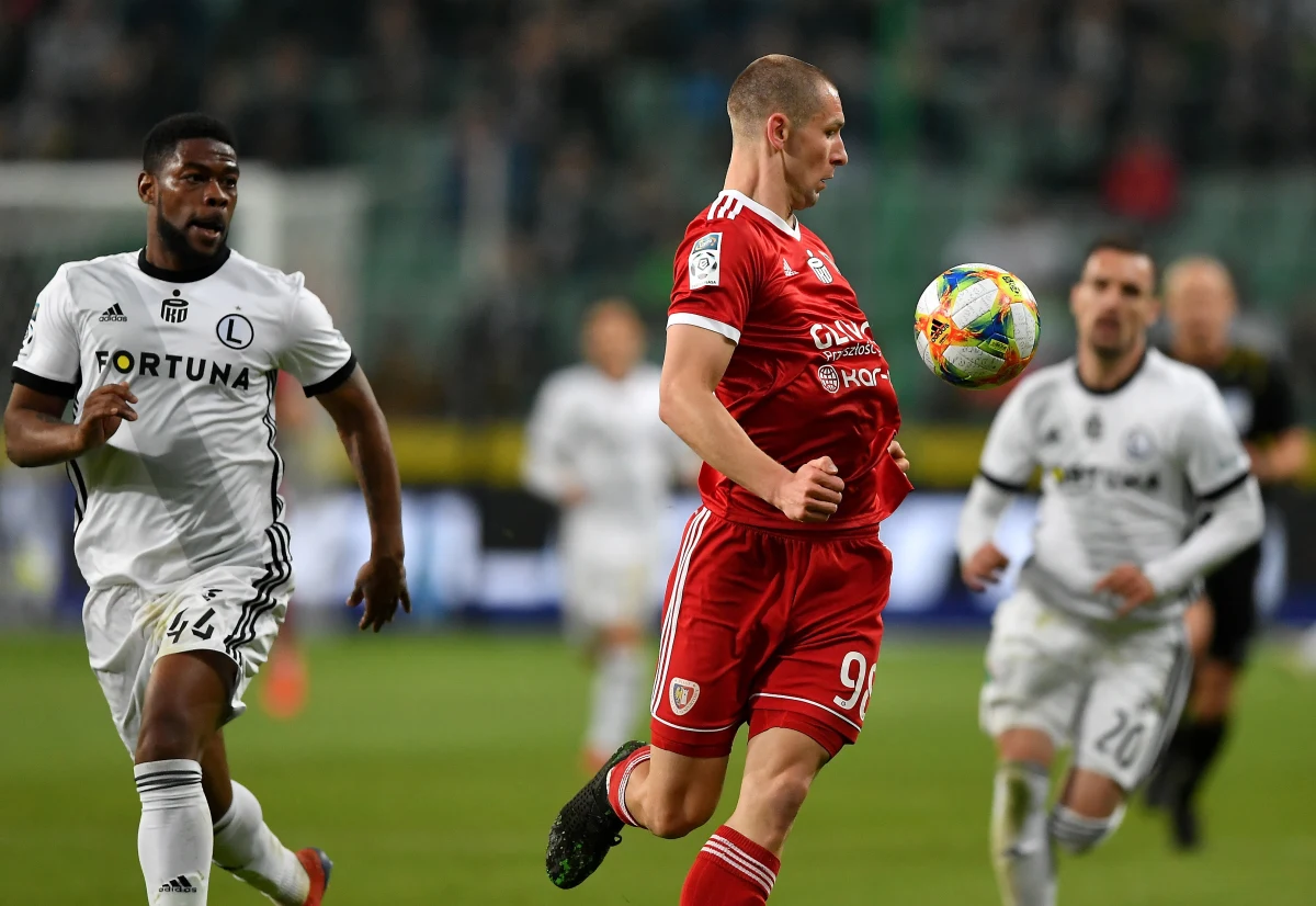 Przykra niespodzianka dla warszawskich kibiców. Legia przegrała 0-1 z Piastem Gliwice. Jednak walka o mistrzostwo Polski wciąż nierozstrzygnięta.