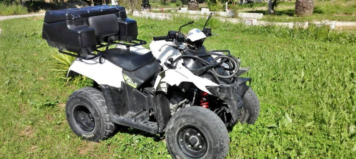 Ministerstwo Spraw Zagranicznych potwierdza, że w piątek na greckiej wyspie Zakynthos doszło do wypadku z udziałem pary Polaków. Jedna z osób poniosła śmierć. Według greckich mediów, ofiarą jest 28-letni mężczyzna, który z żoną jechał quadem. 