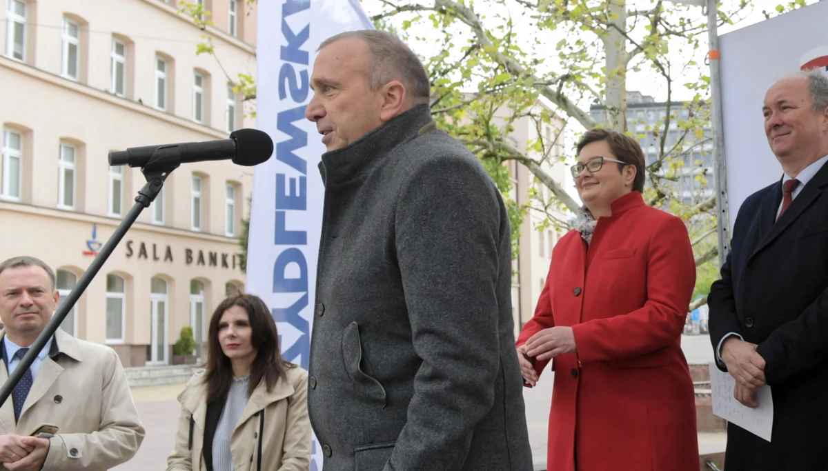 ​Wynegocjujemy dla Polski 500 mld zł środków z UE, to nasza obietnica wyborcza - mówił w Łodzi szef Platformy Obywatelskiej Grzegorz Schetyna. Liderka Nowoczesnej Katarzyna Lubnauer podkreślała natomiast, że majowe wybory do PE będą "wielkim wyborem" między "państwem paździerzowym PiS", a silną Polską w UE.