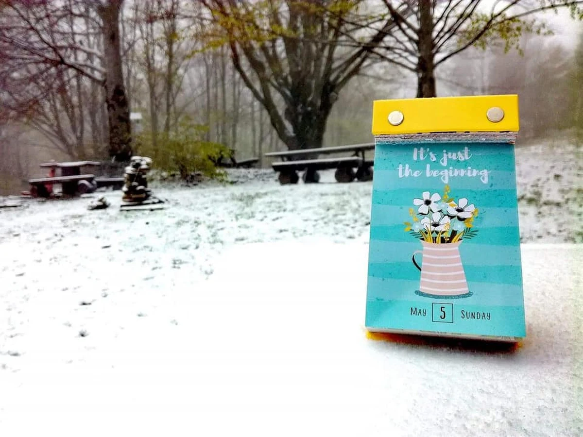 Ostrzegamy turystów! Na finał majówki w Tatry wróciła zima. Od rana śnieg sypie nie tylko wysoko w górach, ale nawet niżej na Podhalu. Synoptycy ostrzegają też przed intensywnym deszczem w Małopolsce i na Podkarpaciu. W Wielkopolsce można się spodziewać przymrozków. 