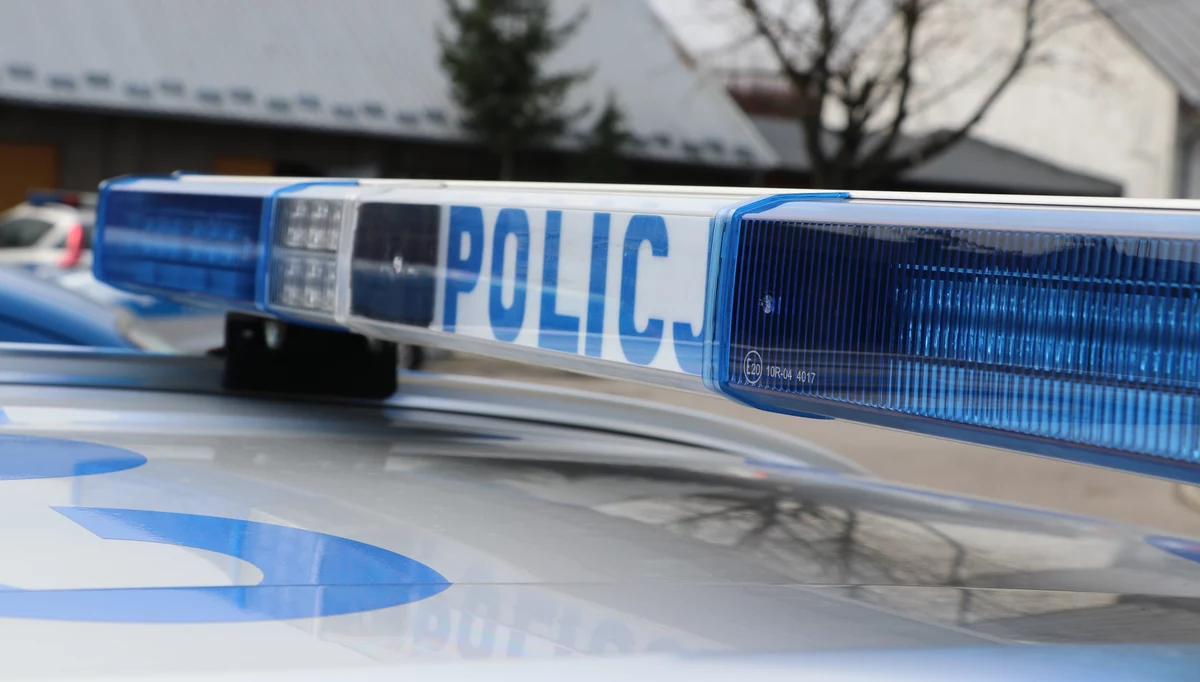 ​Groźny wypadek w Henryszewie w powiecie grodziskim na Mazowszu. W budynek mieszkalny wjechał rozpędzony samochód osobowy.