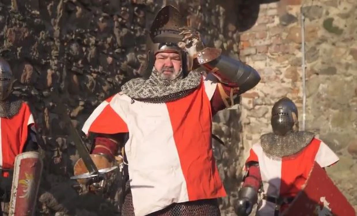 Kandydujący do Parlamentu Europejskiego czołowy polityk Prawa i Sprawiedliwości profesor Karol Karski udostępnił w sieci niezwykle oryginalny spot, na którym wraz z drugim polskim rycerzem walczy z dwoma Krzyżakami. Nie muszę dodawać, kto wygrywa to starcie.