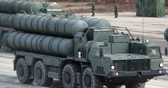 Turcja nie ulegnie "groźbom sankcji" ze strony USA w sprawie planowanego zakupu rosyjskich systemów przeciwlotniczych i antybalistycznych S-400 - zapowiedział wiceprezydent Fuat Oktay.