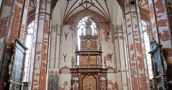 Zakończyła się trwająca rok renowacja ołtarza głównego kościoła św. Jana w Gdańsku. Wysoki na 12 metrów kamienny obiekt został oczyszczony, wzmocniony i pokryty warstwą malarską. Przywrócono mu oryginalny wygląd, jaki miał w momencie budowy – w 1612 r.
