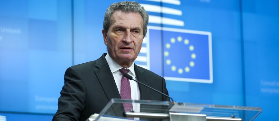 "Co prawda w kwestii praworządności mamy w Polsce problem, ale gospodarczo Polska jest lokomotywą" - powiedział w rozmowie z berlińskim dziennikiem "Tagesspiegel" unijny komisarz ds. budżetu Guenther Oettinger.  "Nie powinniśmy zapominać, że w całej Unii Europejskiej mamy znacznie mniej bezrobotnych niż chociażby pięć lat temu" - dodał.