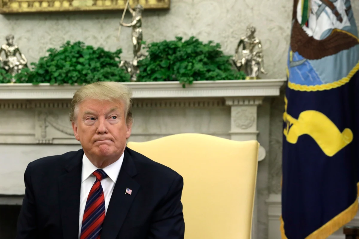 Od piątku cła na wybrane towary importowane z Chin do Stanów Zjednoczonych wzrosną z 10 do 25 procent, a dodatkowe taryfy zostaną nałożone na więcej chińskich produktów - ogłosił w niedzielę na Twitterze prezydent USA Donald Trump.