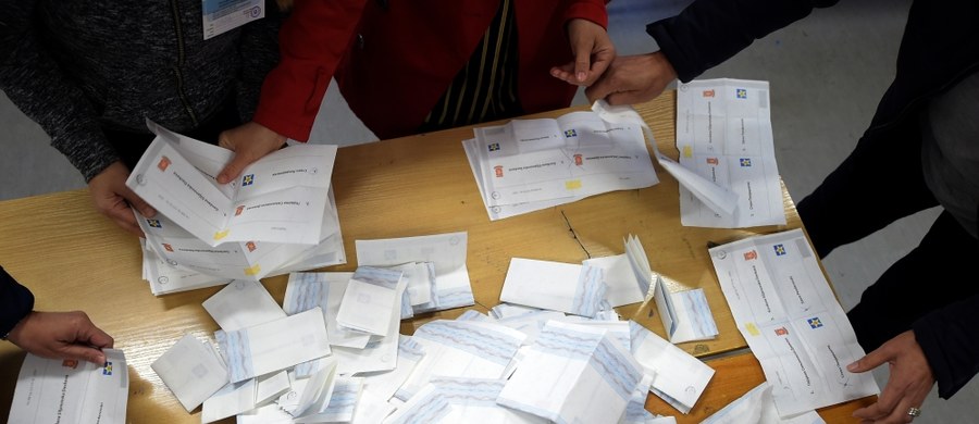 Prozachodni polityk Stewo Pendarowski wygrywa niedzielną drugą turę wyborów prezydenckich w Macedonii Północnej - poinformowała rządząca w tym kraju partia socjaldemokratyczna, której jest on kandydatem. Po sprawdzeniu prawie 80 proc. kart do głosowania obliczono, że 56-letniego Pendarowskiego poparło 52,58 proc. wyborców, którzy wzięli udział w głosowaniu. Na prawicową kandydatkę obozu opozycji, 63-letnią Gordanę Siłjanowską-Dawkową, oddano 43,86 proc. głosów.