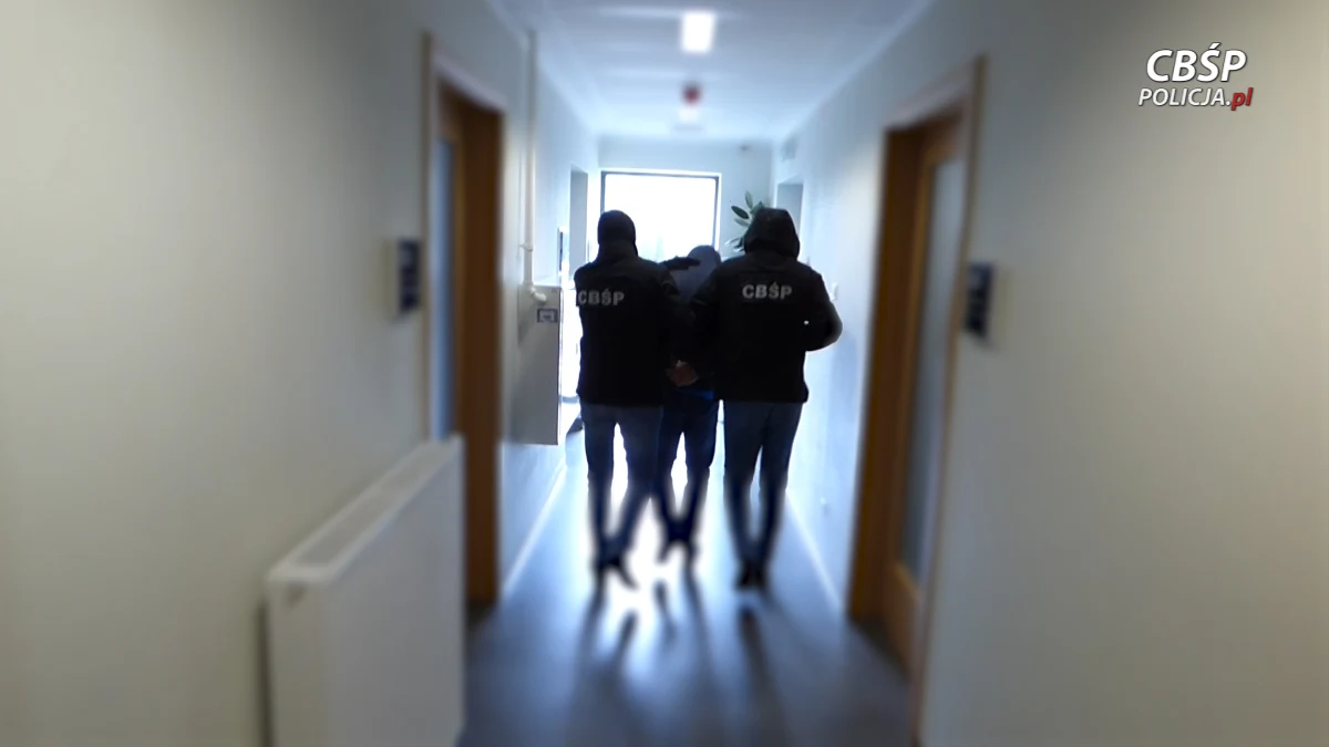 Funkcjonariusze radomskiego Centralnego Biura Śledczego Policji rozbili  grupę przestępczą, która kradła samochody na zachodzie Europy i nielegalnie rejestrowała w Polsce. W ręce policjantów wpadło w sumie 51 osób. Do tej pory udało się odzyskać 17 pojazdów wartych prawie 2,5 miliona złotych. 