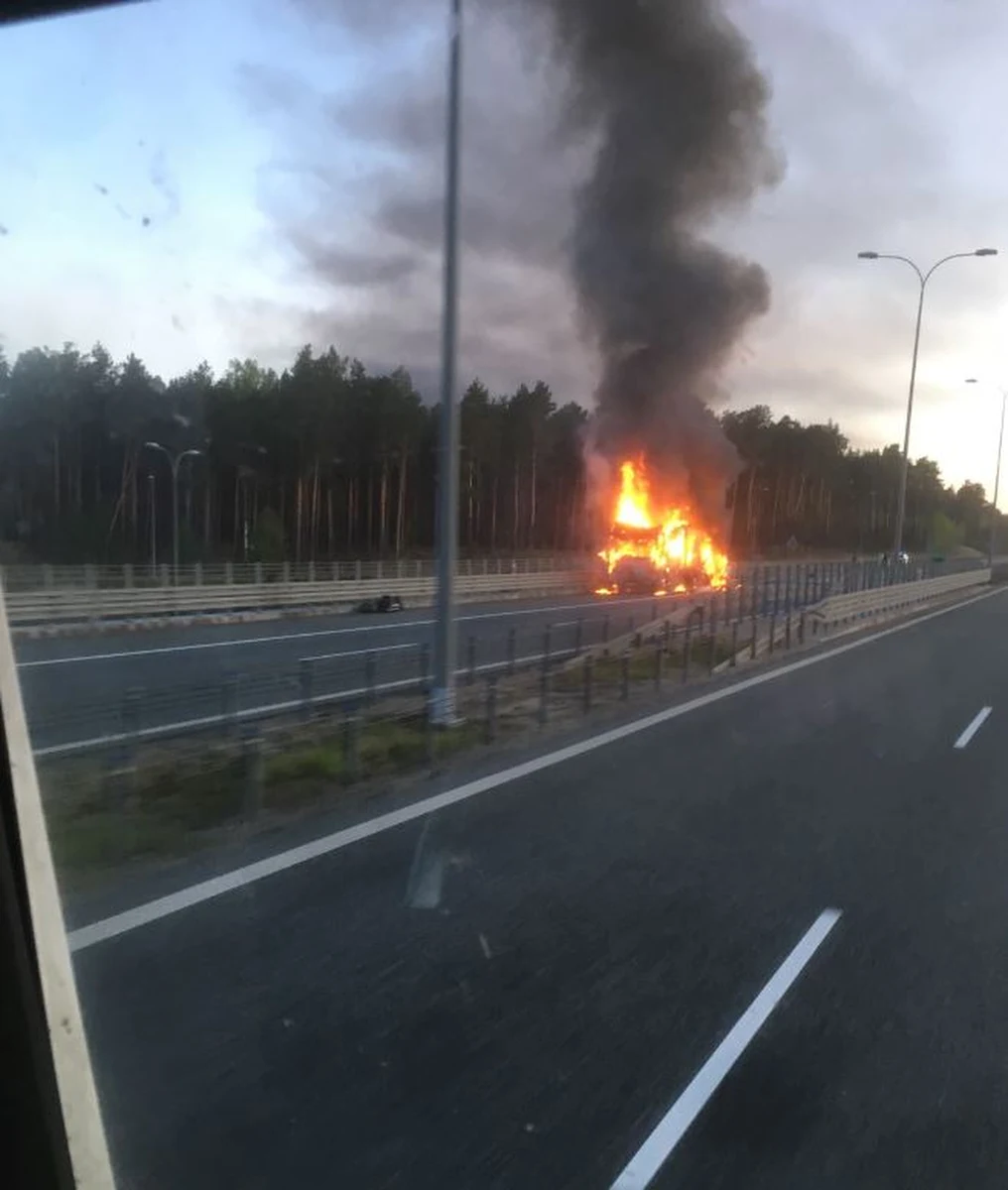 W poniedziałek rano, na trasie A1 na odcinku Grudziądz – Toruń w pobliżu węzła Nowe Marzy w woj. kujawsko-pomorskim, zapaliła się ciężarówka. Zdjęcie dostaliśmy na Gorącą Linię RMF FM. 