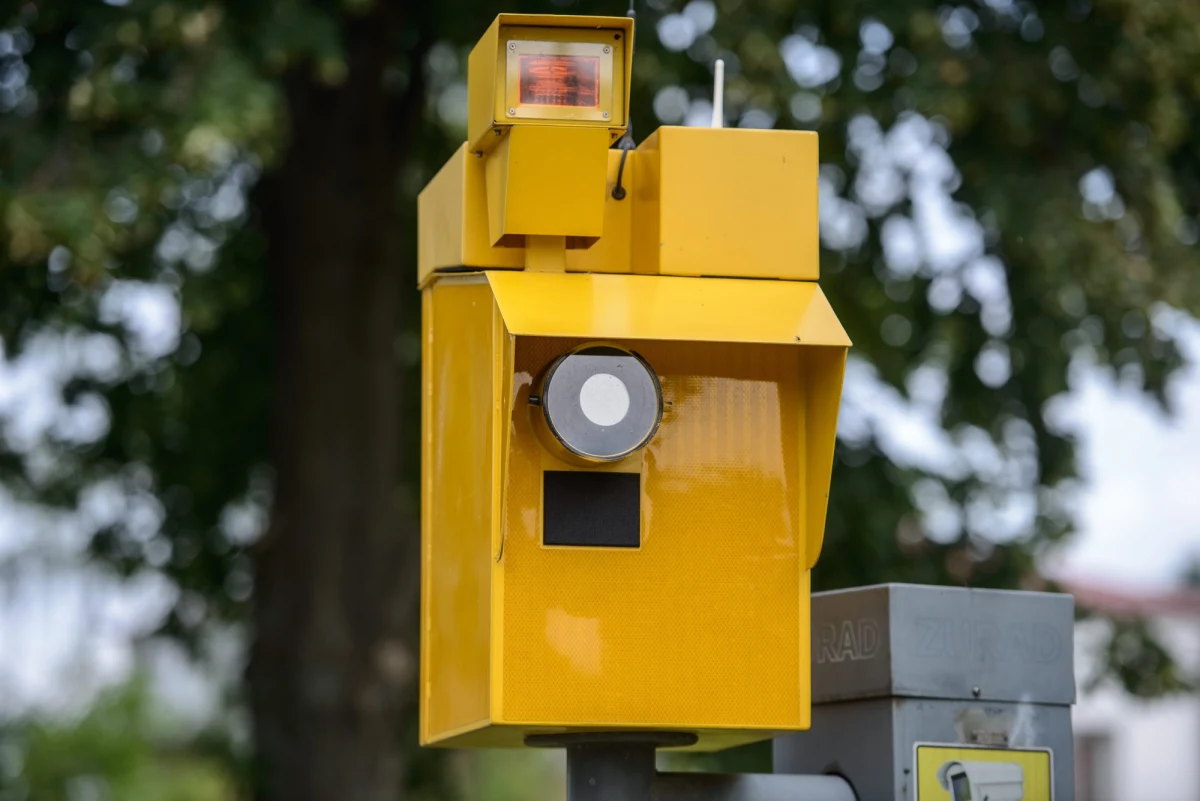 Na polskich drogach pojawi się kolejnych ponad sto urządzeń rejestrujących zachowania kierujących. W grę wchodzą różne wykroczenia, nie tylko prędkość - pisze "Rzeczpospolita".
